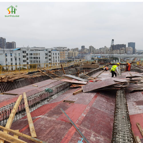 บล็อก บริษัท ล่าสุดเกี่ยวกับ ไม้อัดแบบหล่อก่อสร้าง: คู่มือความทนทานและการนำกลับมาใช้ใหม่สำหรับผู้รับเหมา