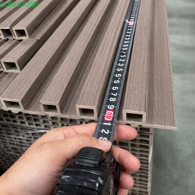 ราคาดี WPC Seven Hole Hollow Fluted Wall Panel กันน้ํา Grille บอร์ดคลายผนังสําหรับตกแต่งผนังภายในและภายนอก ออนไลน์